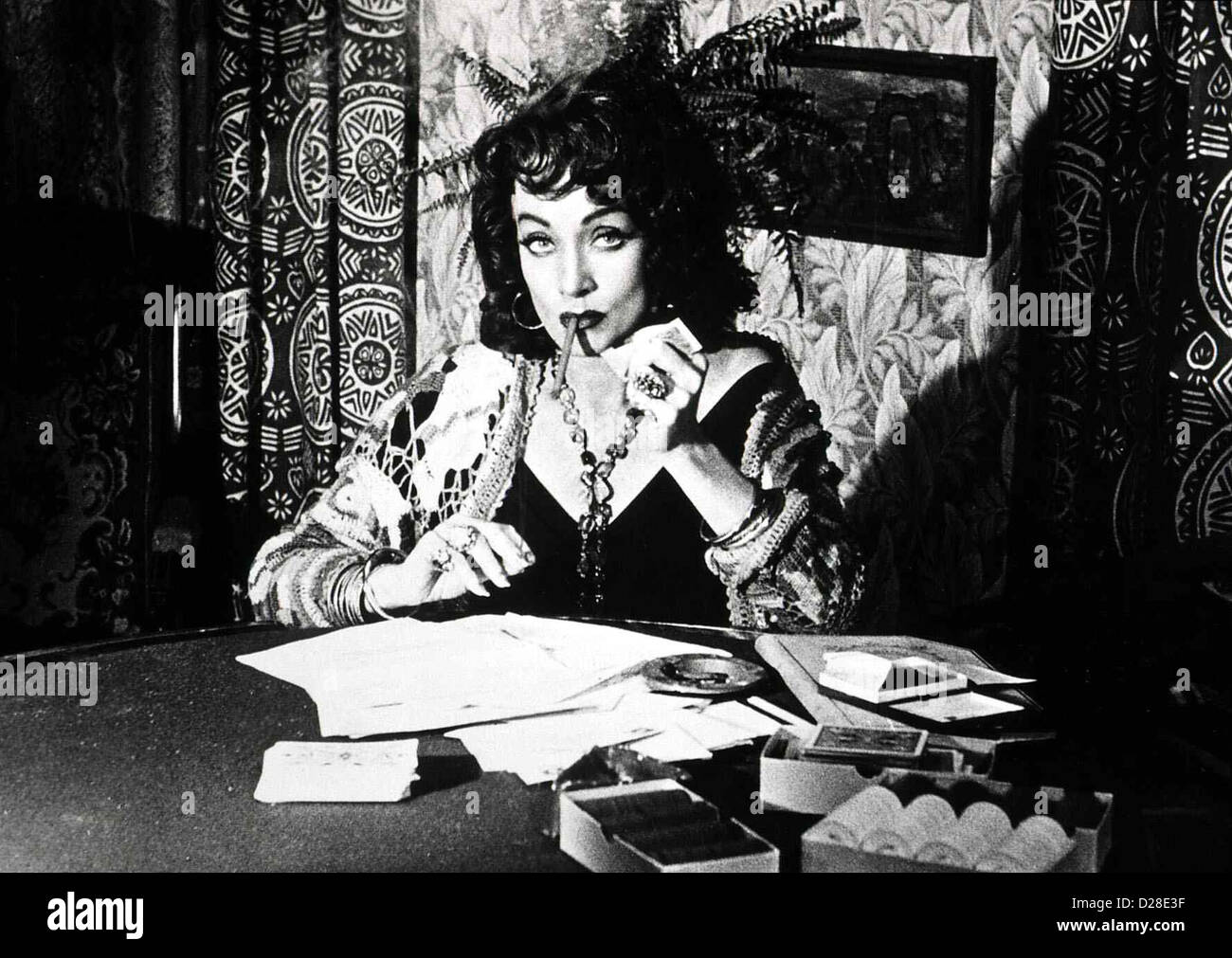 Im Zeichen Des Boesen toccare il male, Marlene Dietrich Die Zigeunerin Tanya (Marlene Dietrich) weiß", dass vor allem der Foto Stock