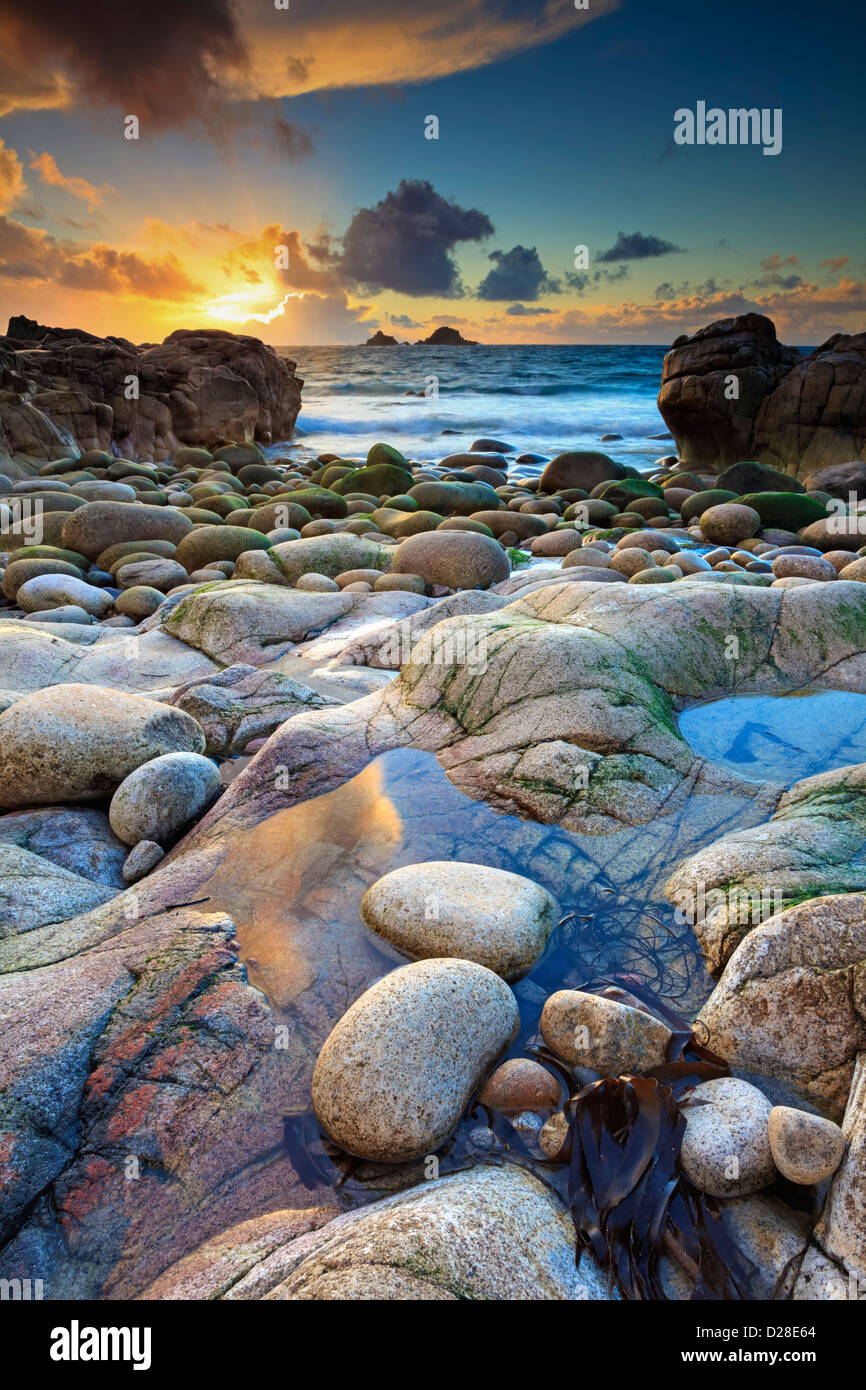 Porth Nanven cove alla fine del Cot Valley, vicino a St Just in West Cornwall Foto Stock