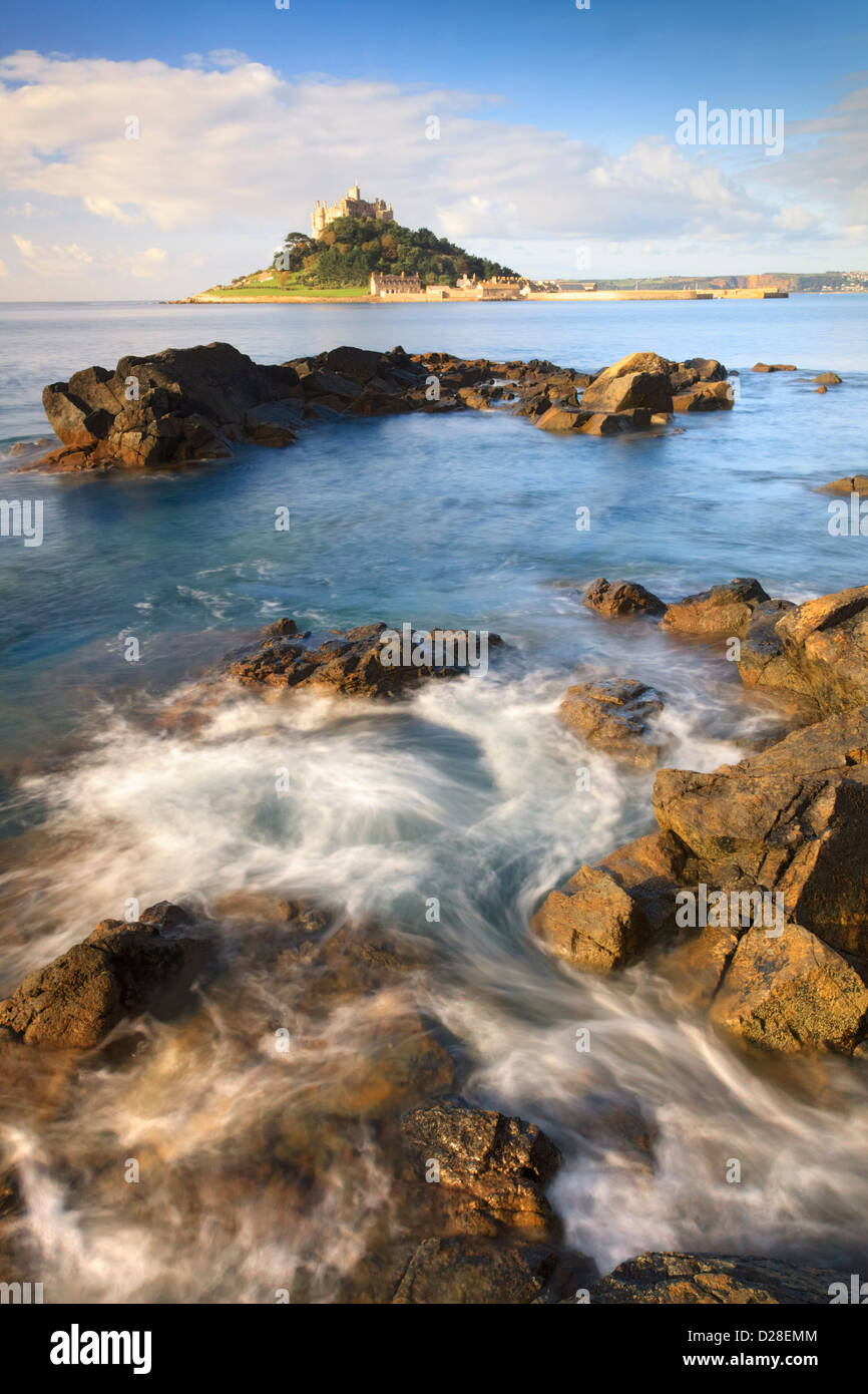 St Michael's Mount catturato dall'alto Tieb rocce, poco dopo l'alta marea in settembre. Foto Stock