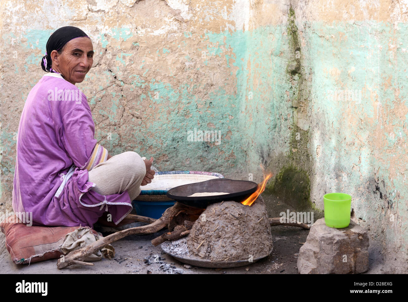 Donna che fa pane piatto, a casa, Berber Village delle montagne dell'Alto Atlante, Taroudant, Marocco Foto Stock
