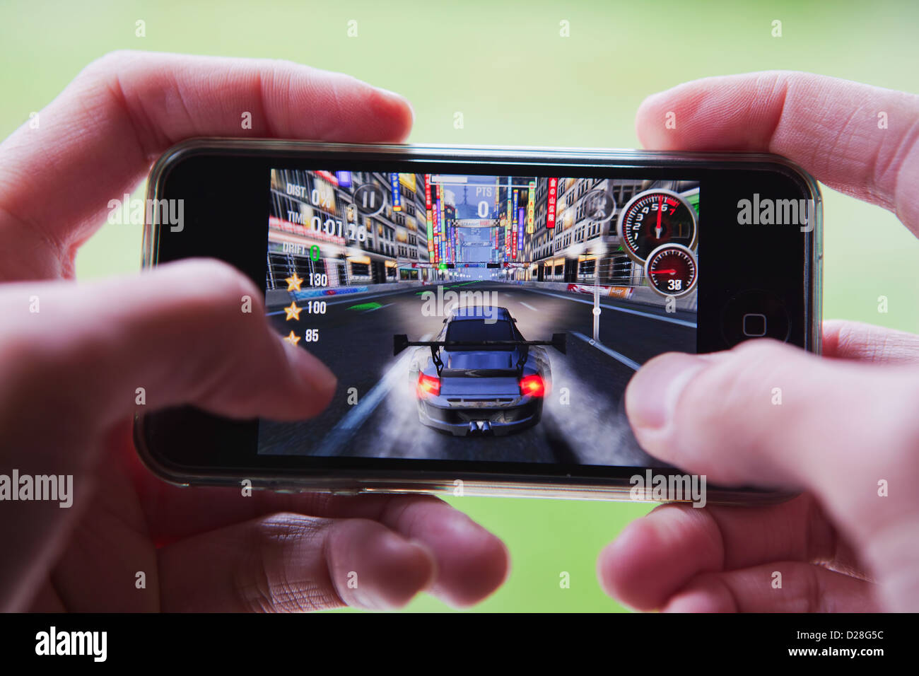 Riproduzione di car racing game sullo smartphone. Foto Stock
