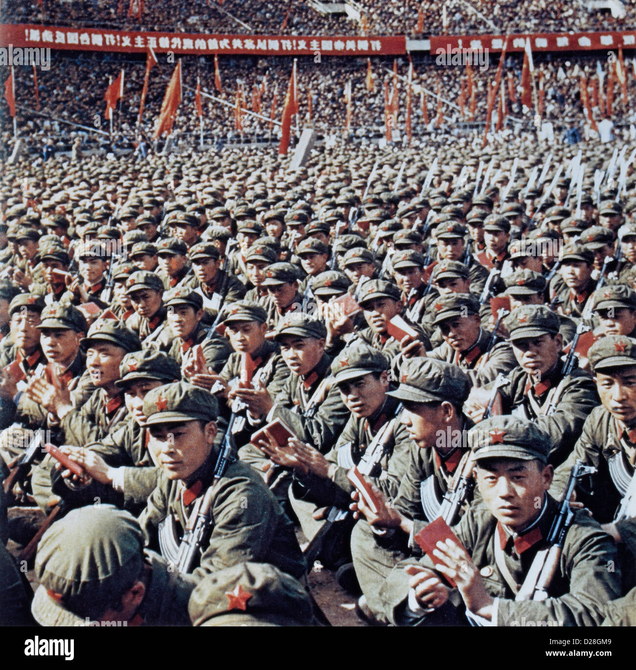 Le Guardie rosse al Rally la lettura di Mao Zedong Libretto Rosso, Pechino, Cina, 1966 Foto Stock