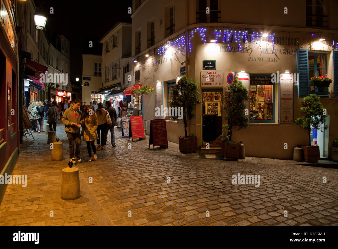 Ristorante in Rue Norvins a Montmartre di notte Foto Stock