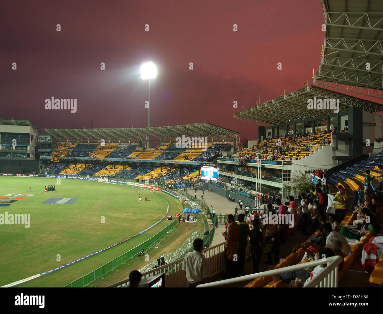 Una vista attraverso i sostegni del Premadasa Stadium di Colombo Sri Lanka al tramonto durante una Coppa del Mondo di cricket Foto Stock