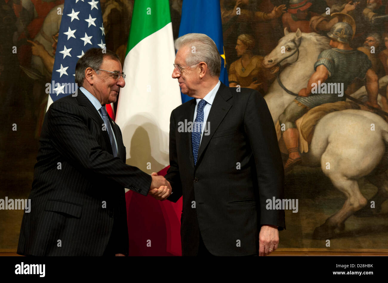 Roma, Italia. 16 gennaio 2013. Il Segretario alla difesa degli Stati Uniti Leon Panetta scuote le mani con il Primo Ministro italiano Mario Monti 16 Gennaio 2013 a Roma, Italia. Panetta è su sei giorni di viaggio in Europa per incontrare i leader e le truppe degli Stati Uniti. Credito: DOD foto / Alamy Live News Foto Stock