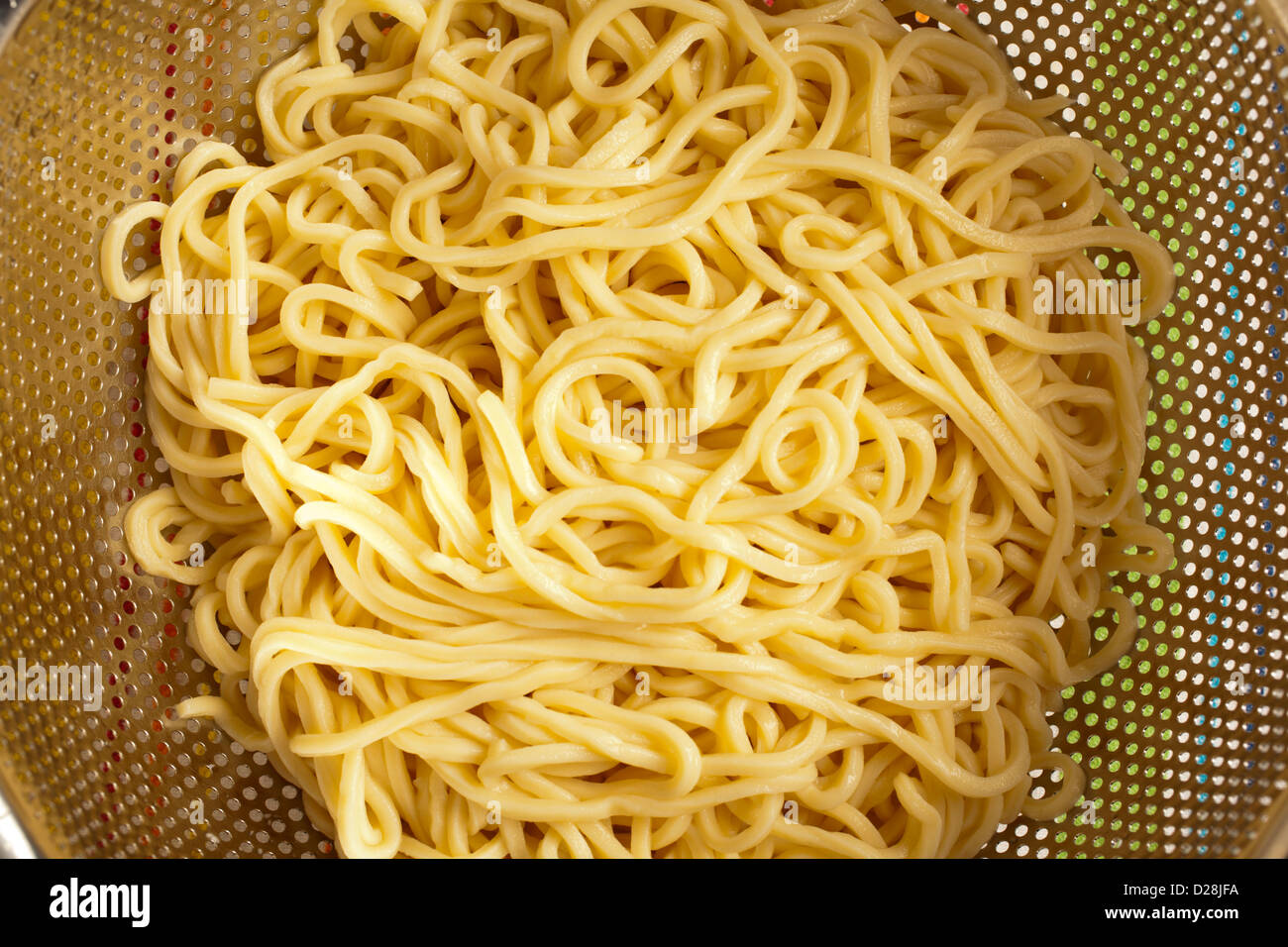 Cucinati freschi lo mein noodles. AKA ramen e saimin Foto Stock