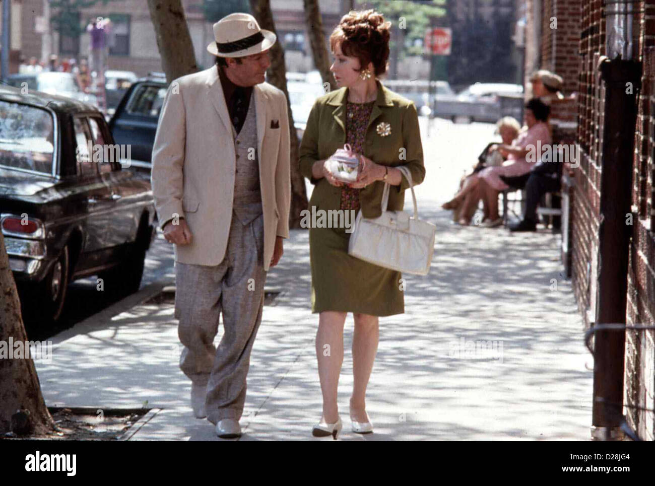 Die Herbszeitlosen usato persone Marcello Mastroianni, Shirley MacLaine appena am Tage der Beerdigung ihres Gatten tritt ein Foto Stock