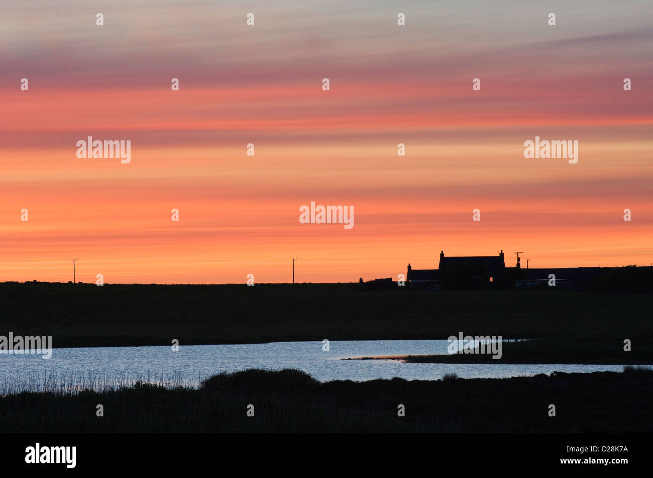Casa al tramonto accanto a Loch di Harray, Orkney Islands, Scozia. Foto Stock