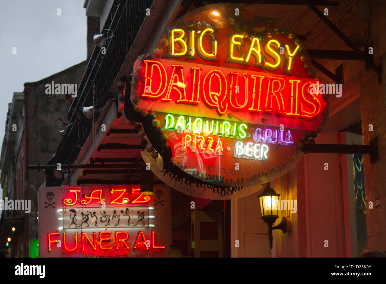 LA, New Orleans French Quarter, insegne al neon su Bourbon Street Foto Stock