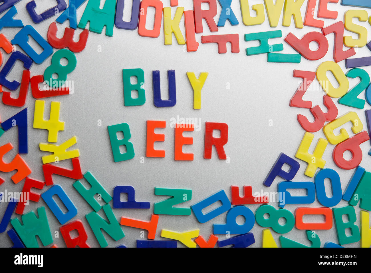 "Acquistare birra" - magnete da frigorifero magie un messaggio al di fuori di un'accozzaglia di lettere Foto Stock