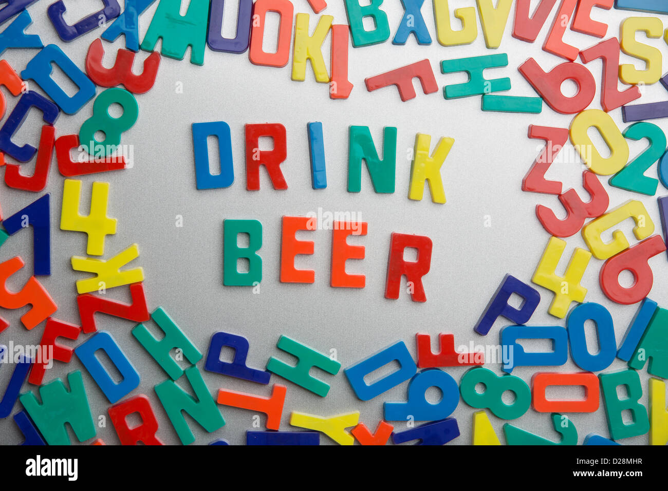 'Bere birra" - magneti da frigorifero scrivi un messaggio al di fuori di un'accozzaglia di lettere Foto Stock