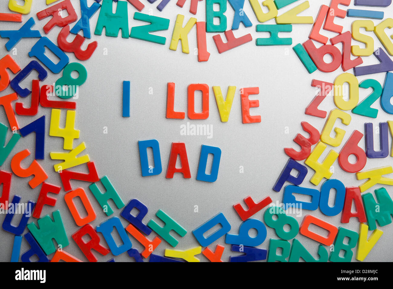 "Io amo papà' - magneti da frigorifero scrivi un messaggio al di fuori di un'accozzaglia di lettere Foto Stock