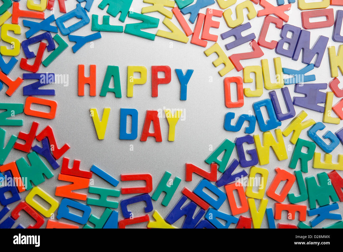 'Felice Vday' - magneti da frigorifero scrivi un messaggio al di fuori di un'accozzaglia di lettere Foto Stock