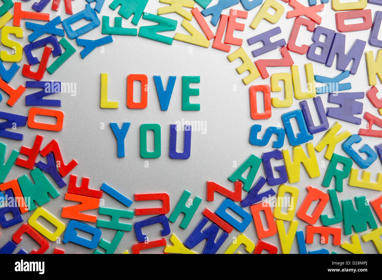 "Ti amo" magneti da frigorifero Scrivi messaggi al di fuori di un'accozzaglia di lettere Foto Stock