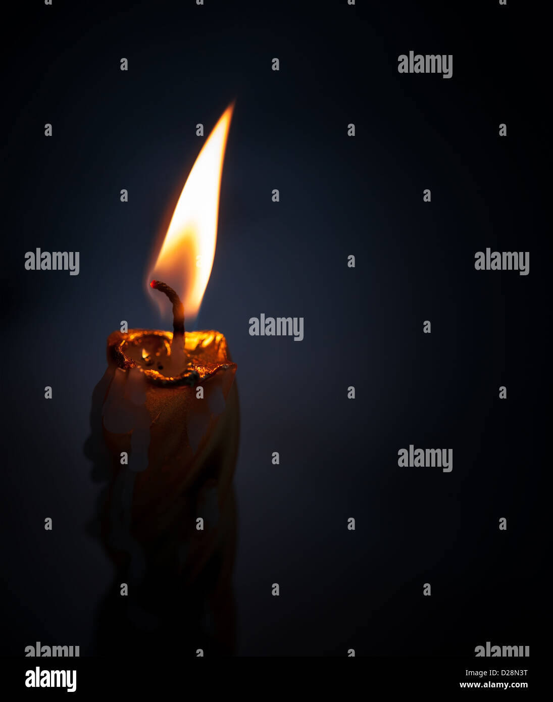 Primo piano della candela al buio Foto Stock
