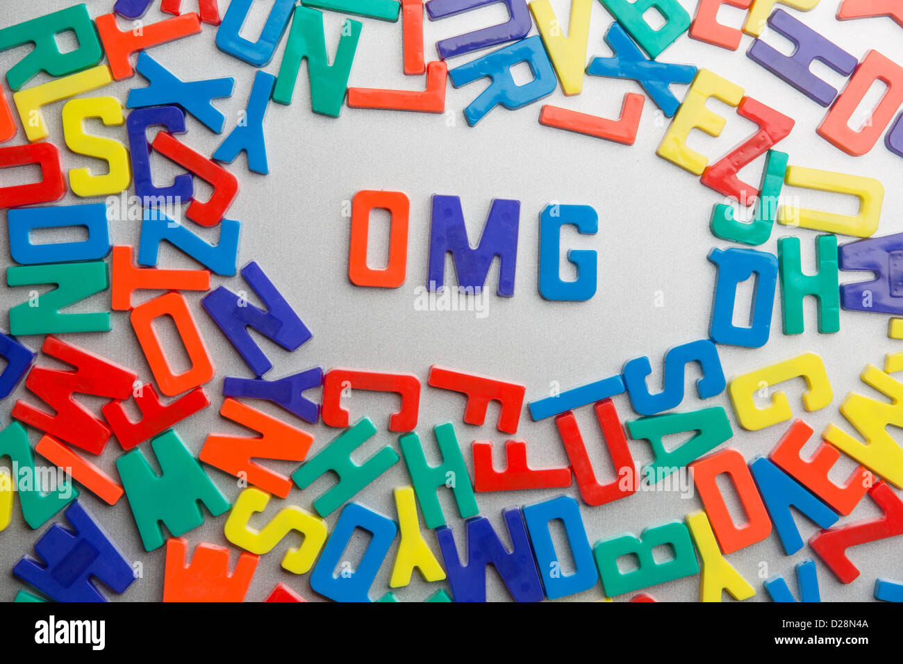 'OMG' - magneti da frigorifero Scrivi messaggi al di fuori di un'accozzaglia di lettere Foto Stock