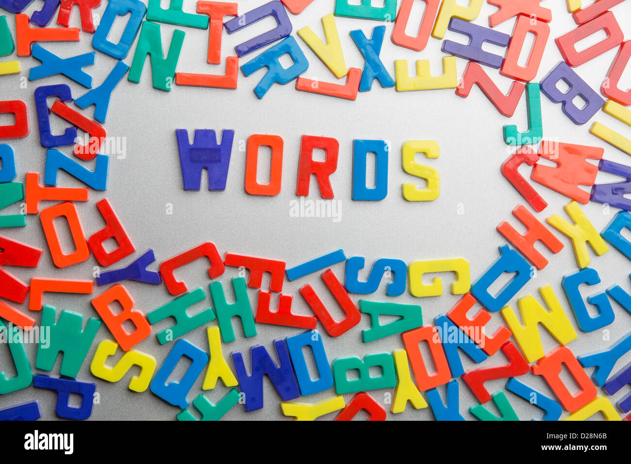 'Parole' - magneti da frigorifero scrivi un messaggio al di fuori di un'accozzaglia di lettere Foto Stock