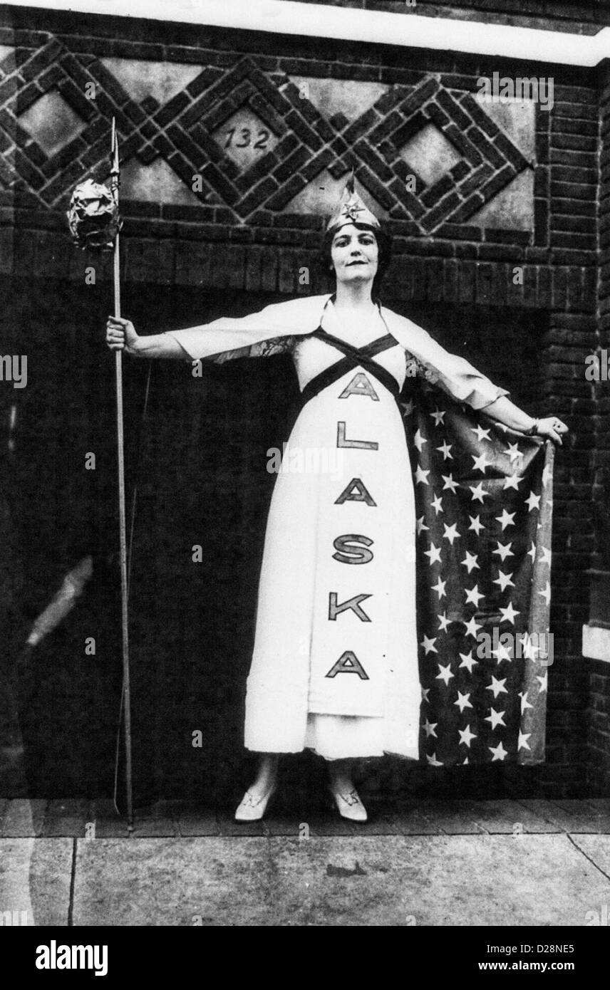 Suffragettes - STATI UNITI - Margaret Vale (Sig.ra George Howe), nipote del Presidente Wilson in suffragio Parade New York City Ottobre 1915. Foto Stock