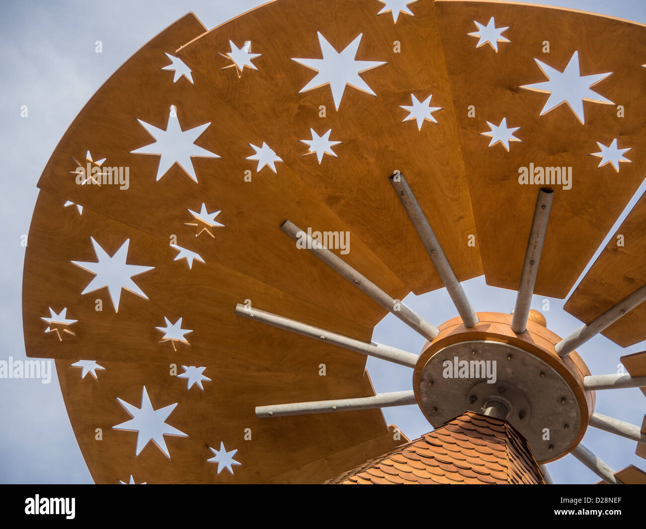 Ruotare la ventola a stella sulla sommità del Fredericksburg, Texas piramide di Natale presso la Marktplatz Foto Stock