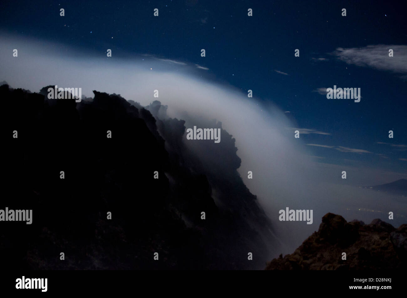 Vista notturna del fumo vulcanica sulla vetta del Monte Merapi al Merbabu vulcano, Giava centrale, Indonesia Foto Stock