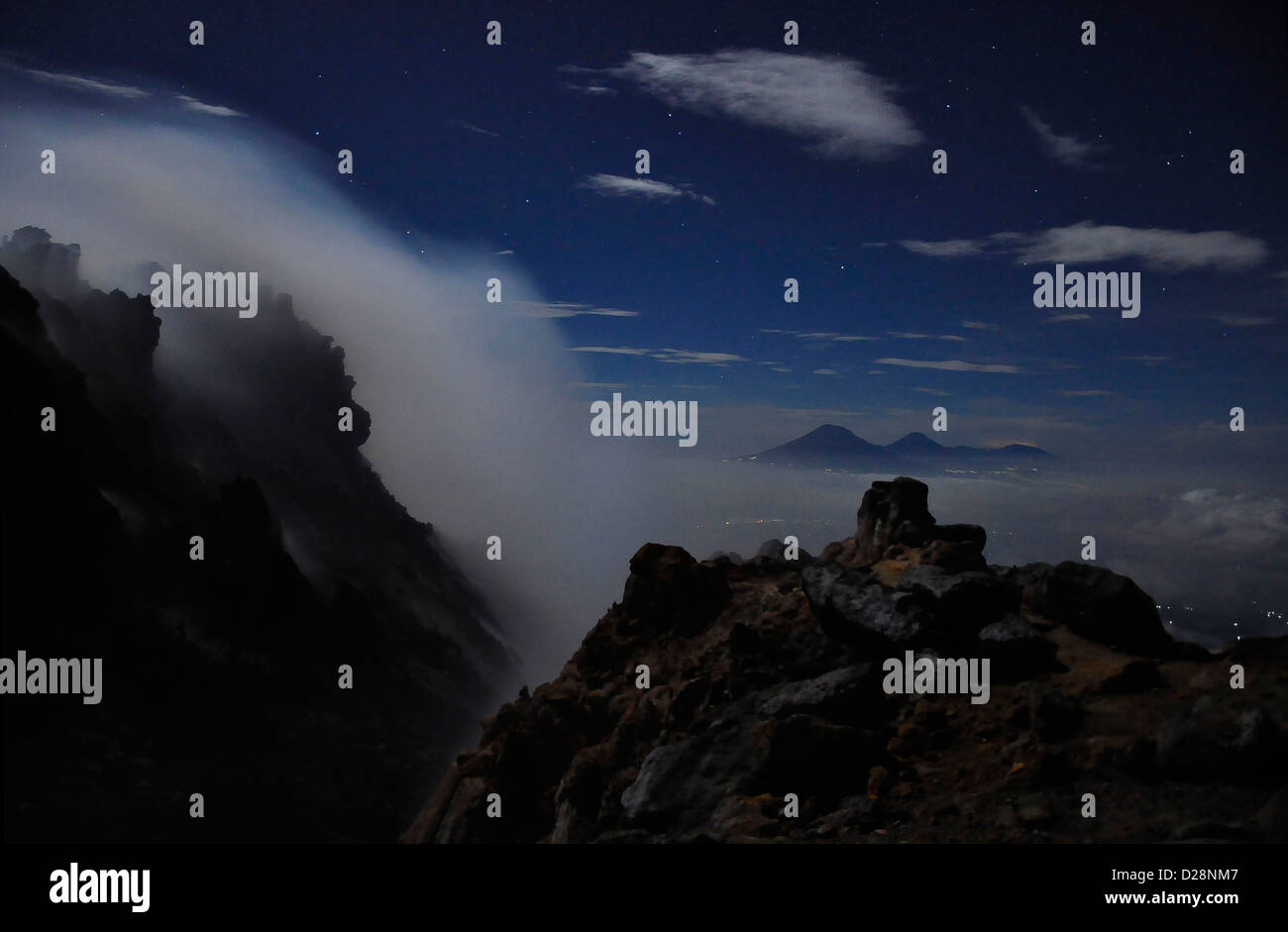 Vista notturna del fumo vulcanica sulla vetta del Monte Merapi al Merbabu vulcano, Giava centrale, Indonesia Foto Stock