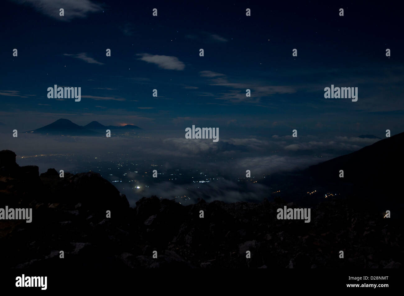 Vista notturna dalla vetta del Monte Merapi al Merbabu vulcano, Giava centrale, Indonesia Foto Stock