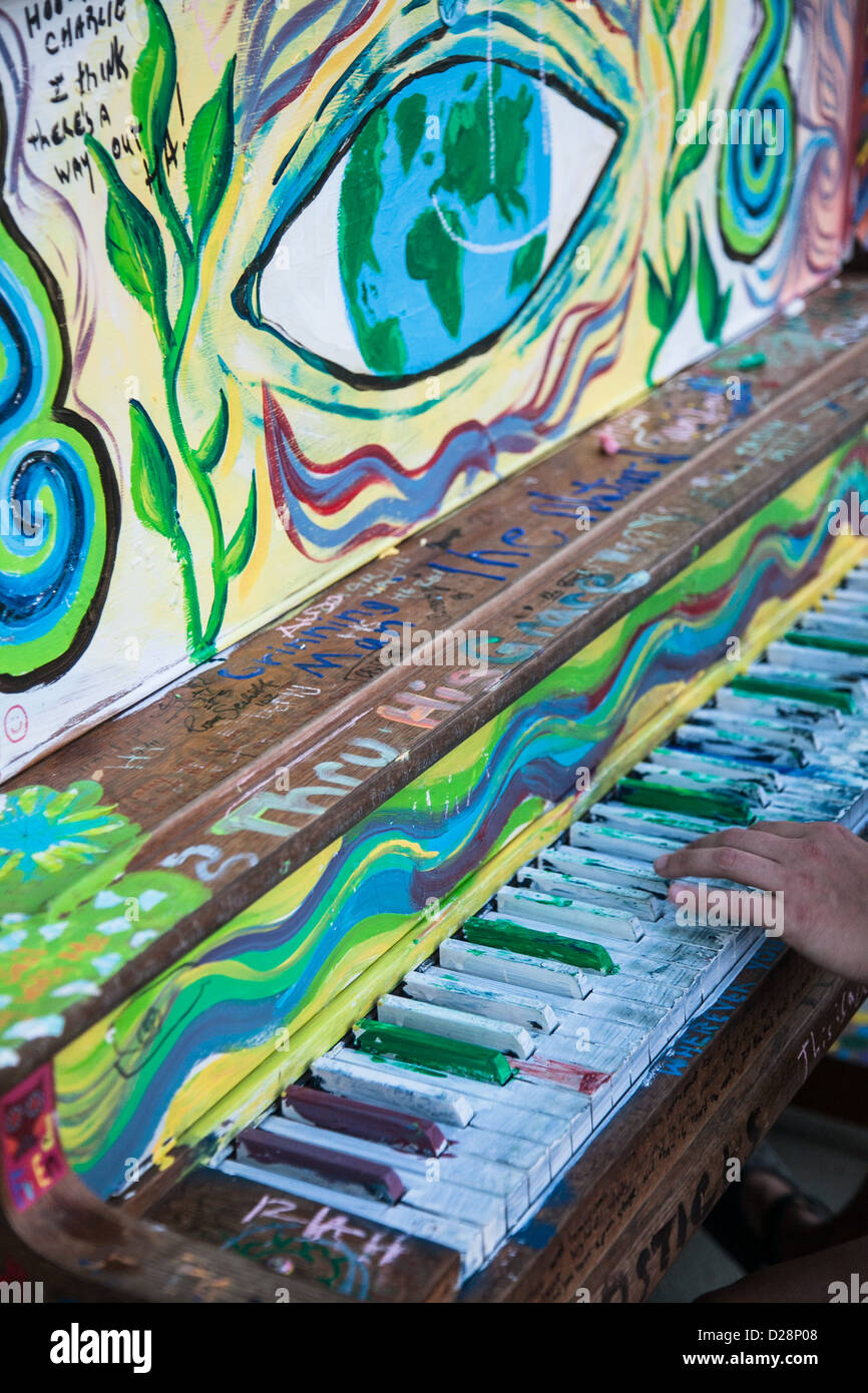 Una persona che interpreta un'arte pianoforte di Austin in Texas come parte del 'Play Me Io sono il vostro progetto" Foto Stock
