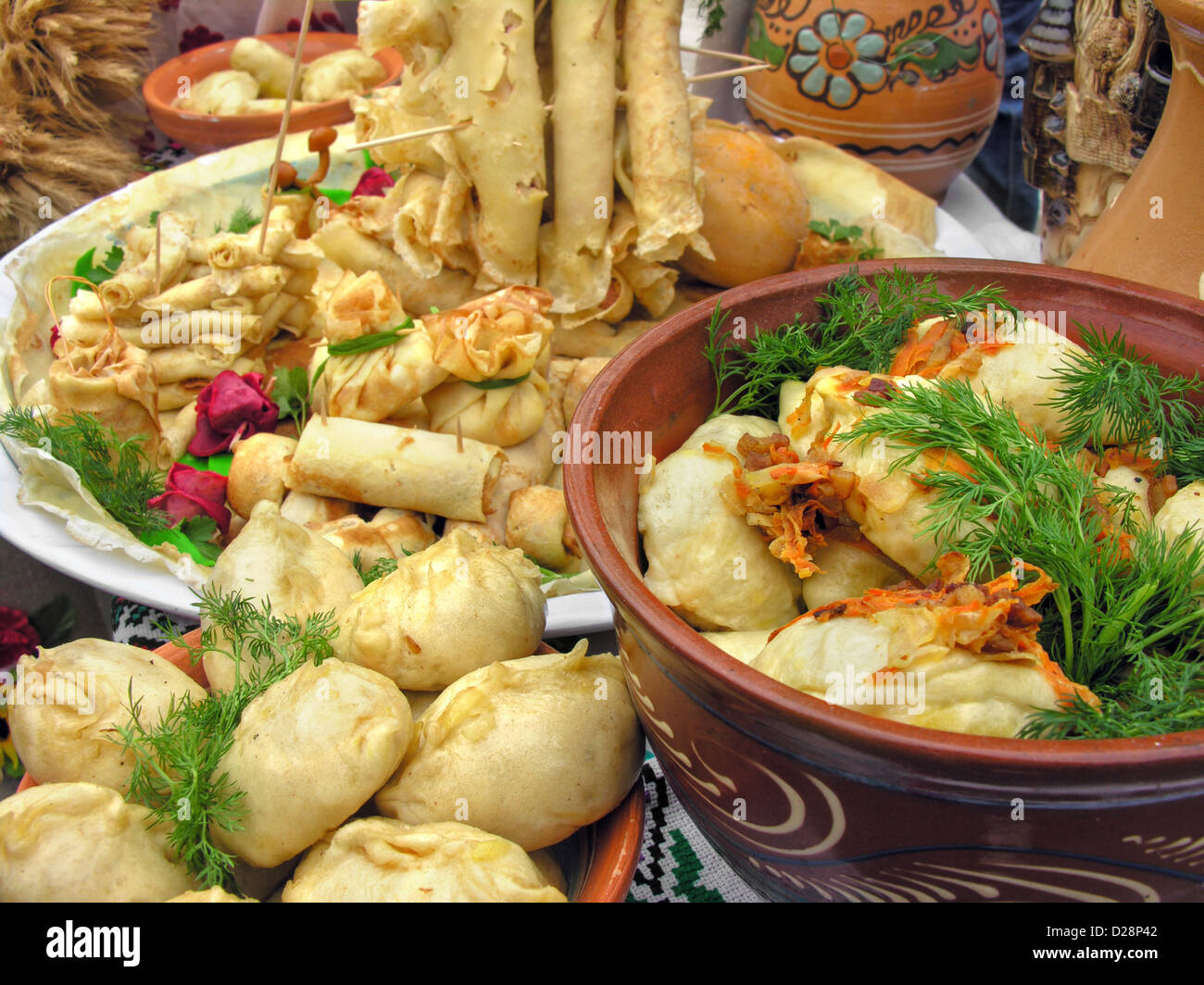 Tradizionale cibo ucraino in assortimento nella decorazione di festa Foto Stock