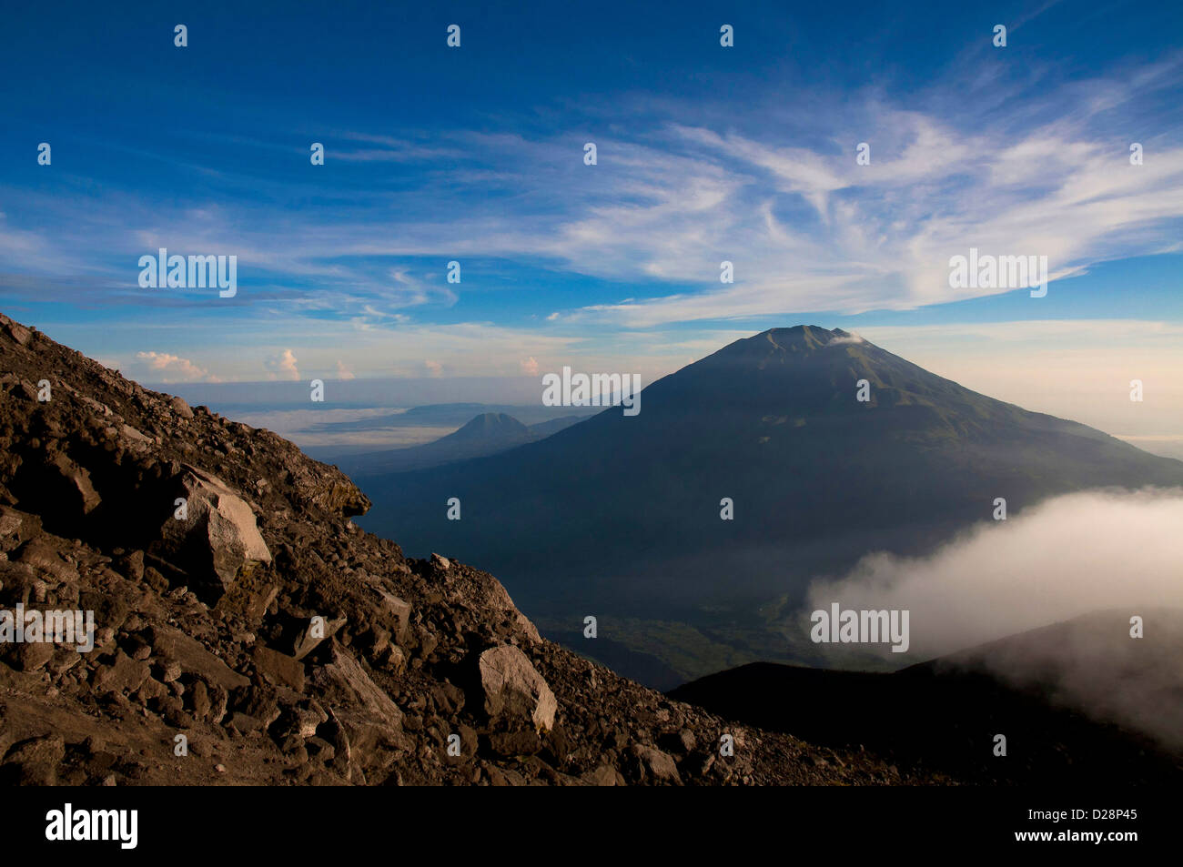 Dalla vetta del Monte Merapi la vista del monte Merbabu vulcano, Giava centrale, Indonesia Foto Stock