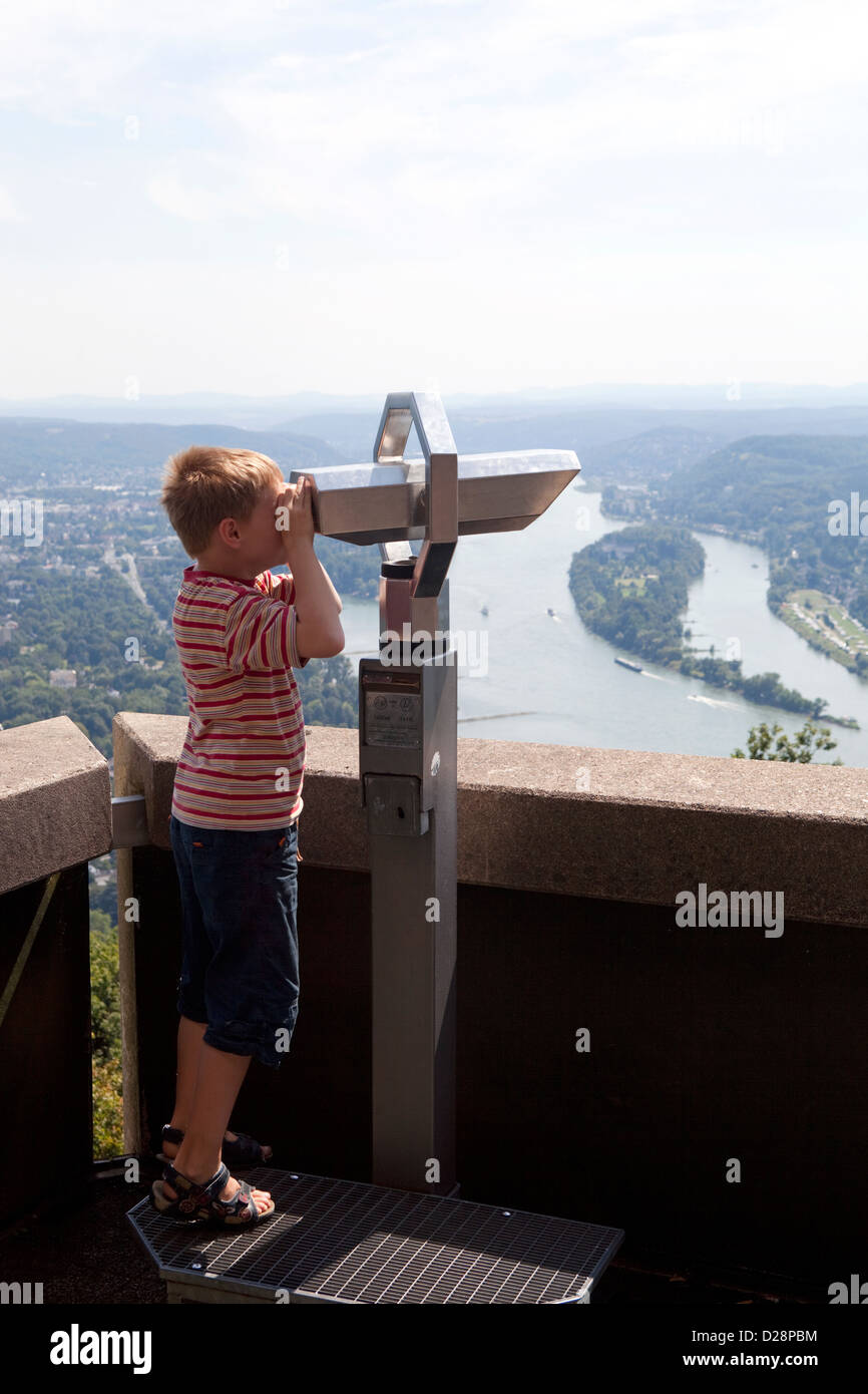 Koenigswinter, Germania, un ragazzo guarda dal Drachenfels sul Reno Foto Stock