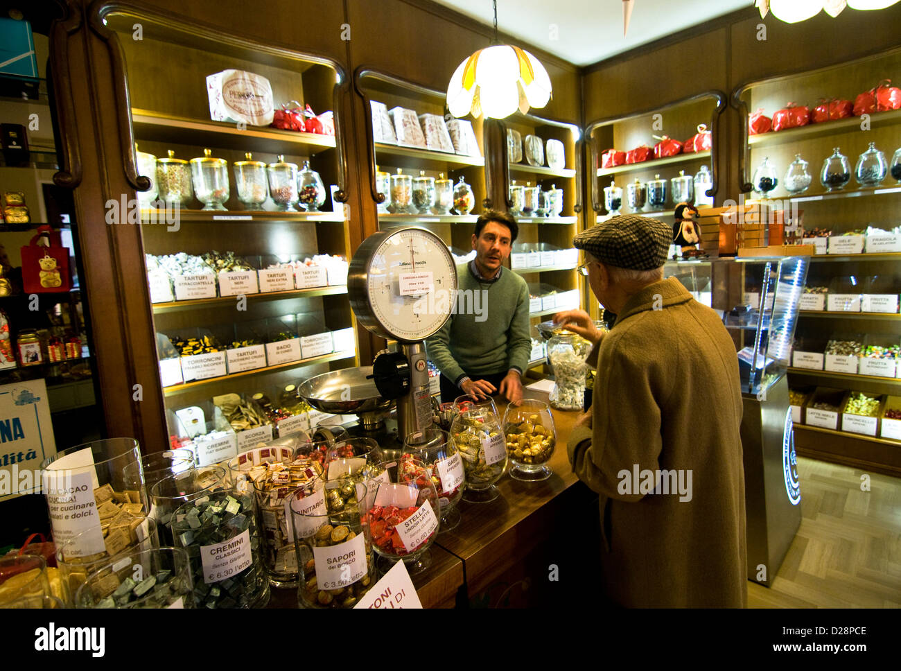 Bottega delle Delizie - Il più popolare negozio di cioccolato nella vecchia città di Bra, Piemonte, Italia. Foto Stock