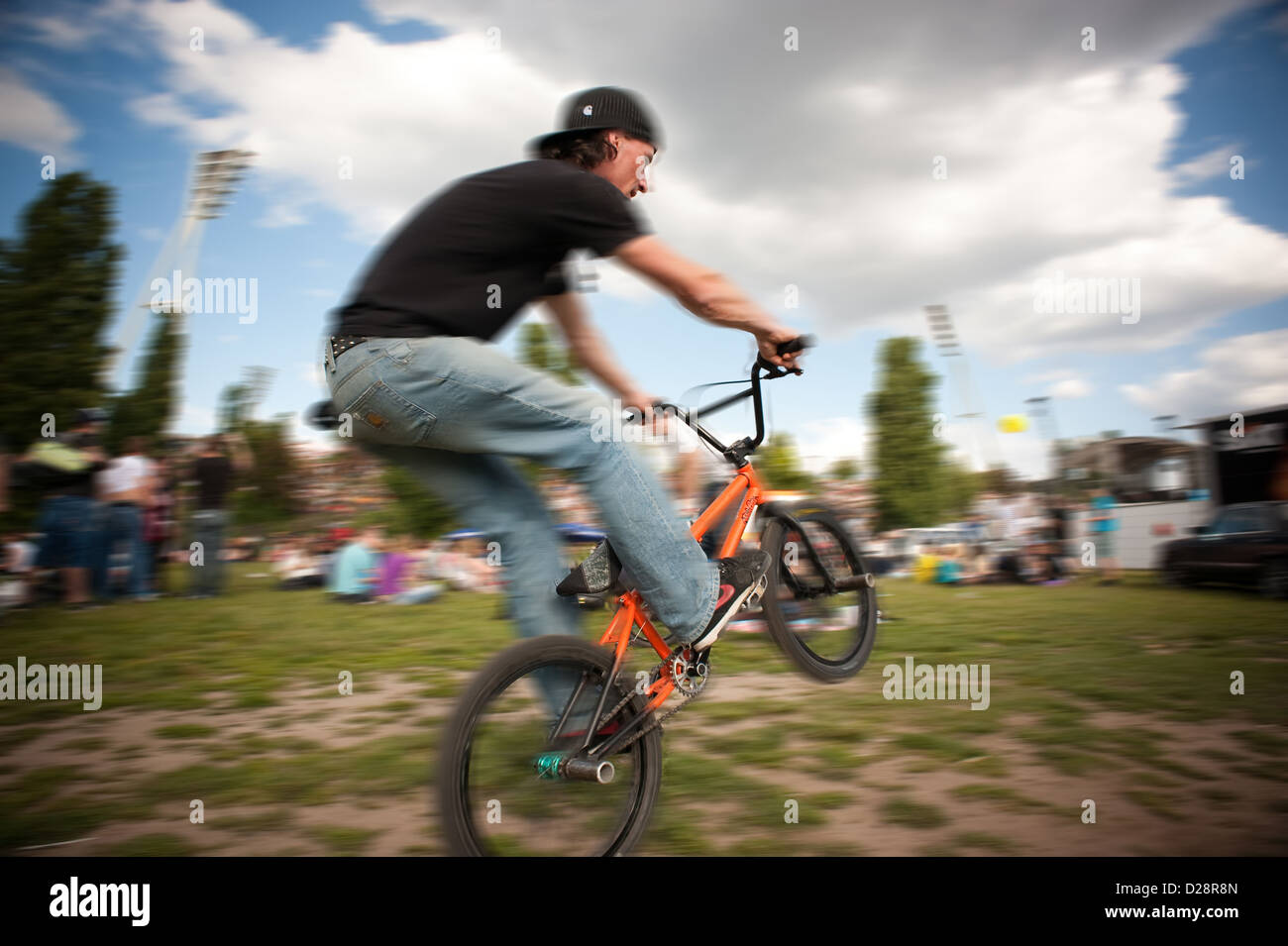 Berlino, Germania, in Freestyle BMX rider in Mauerpark Foto Stock
