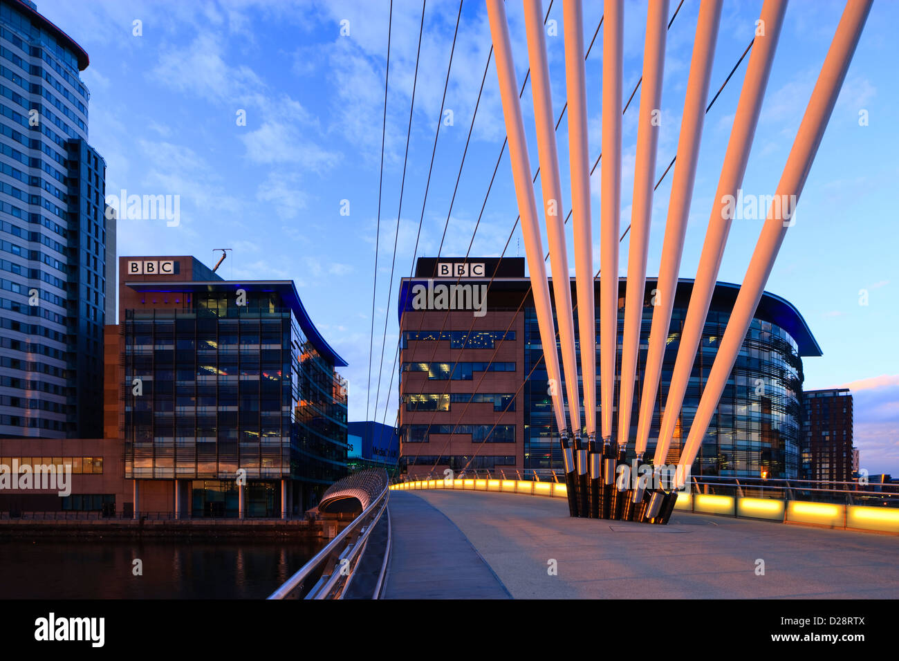 Salford Quays Greater Manchester Lancashire Inghilterra al crepuscolo Foto Stock