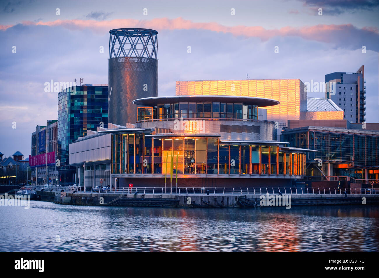 Lowry Centre Salford Quays Greater Manchester Lancashire Inghilterra al crepuscolo Foto Stock
