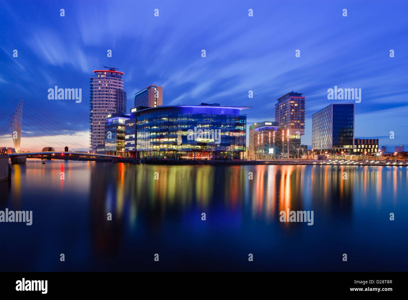 Salford Quays Greater Manchester Lancashire Inghilterra al crepuscolo Foto Stock