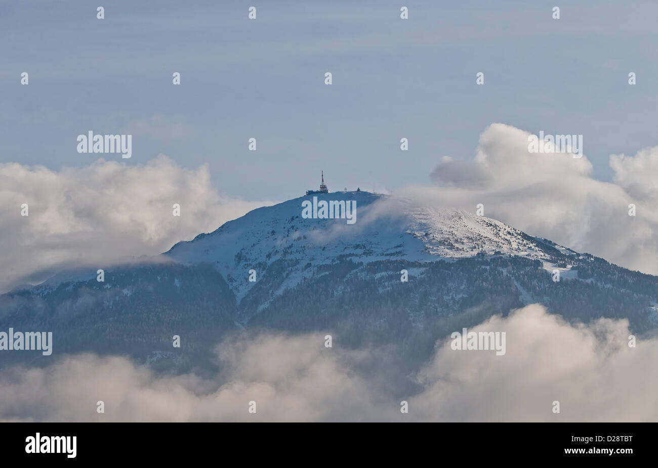 Una vista panoramica del monte Patscherkofel gamma nella distanza nei pressi della città di Innsbruck, Austria, 2 gennaio 2013. Foto: Daniel Karmann Foto Stock