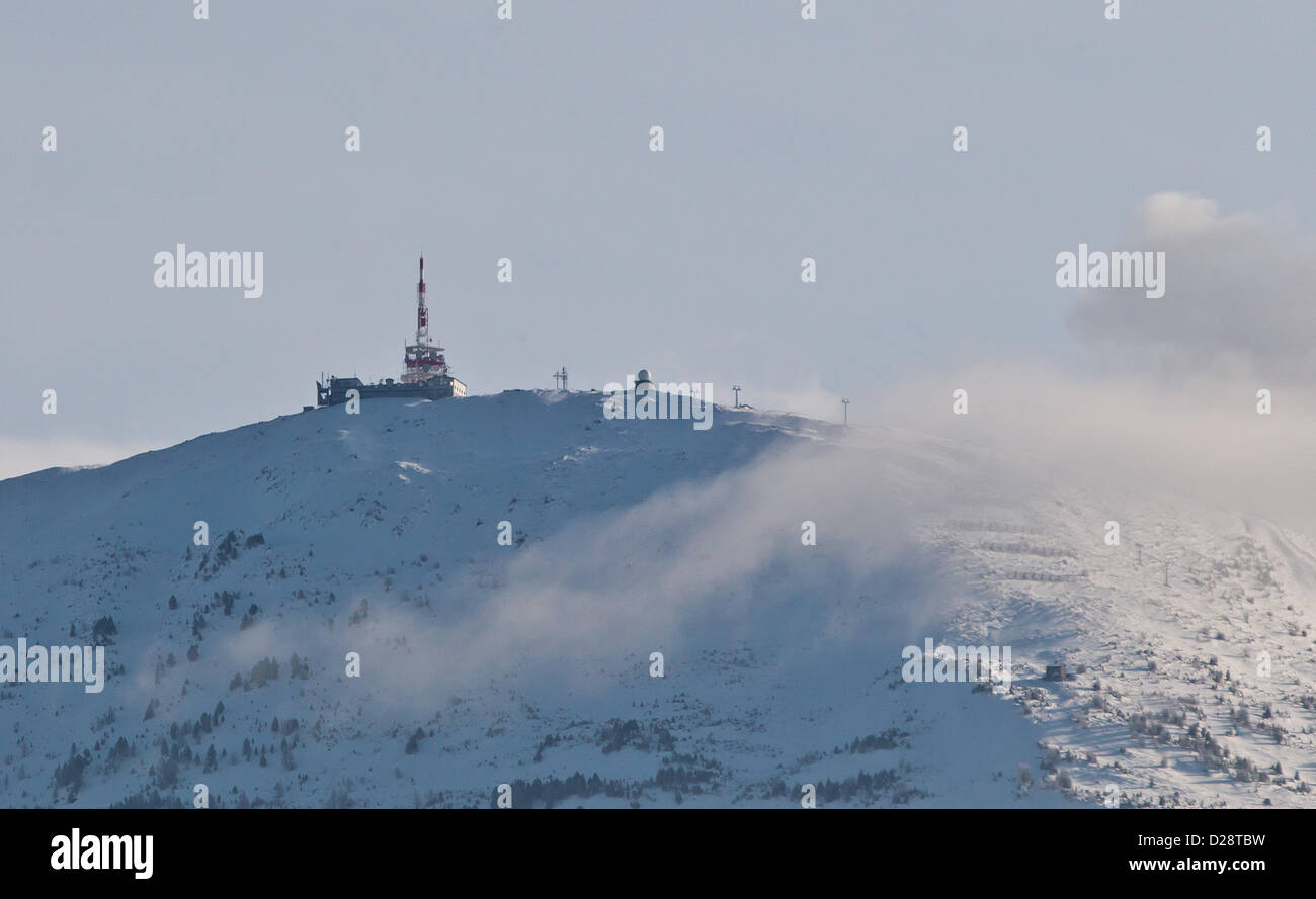 Una vista panoramica del monte Patscherkofel gamma nella distanza nei pressi della città di Innsbruck, Austria, 2 gennaio 2013. Foto: Daniel Karmann Foto Stock
