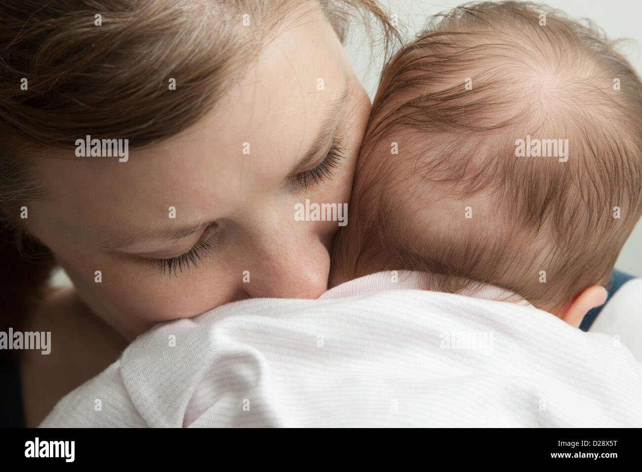 Madre kissing baby Foto Stock