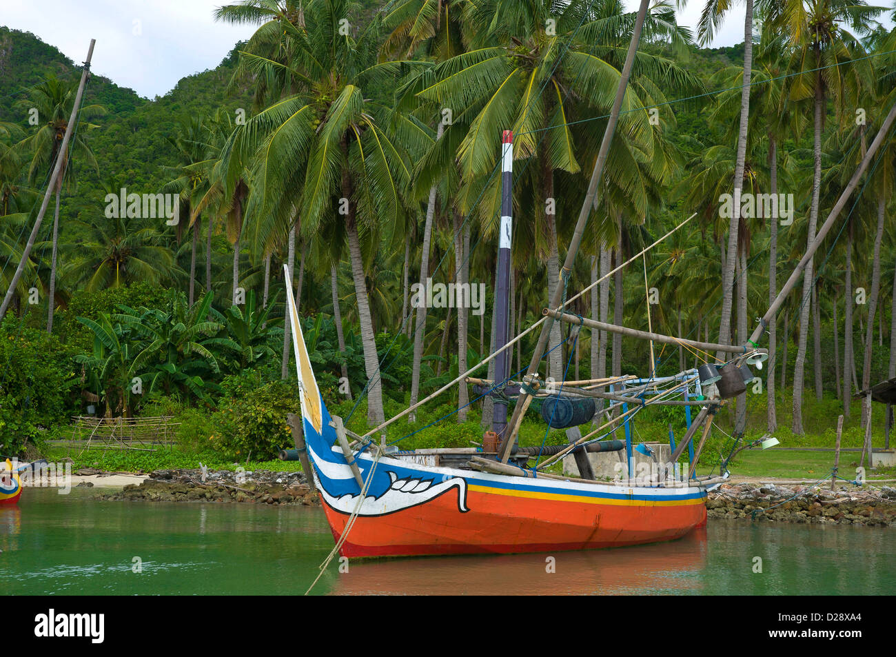 Tradizionali di piccole barche da pesca sul isola Karimunjawa java indonesia Foto Stock