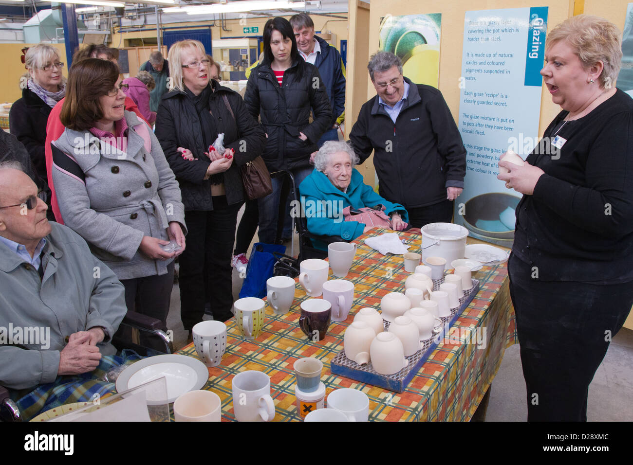 Da parte di persone ipovedenti e non vedenti con caregivers sulla gita a Denby Pottery. Ascolto di una conversazione. Foto Stock