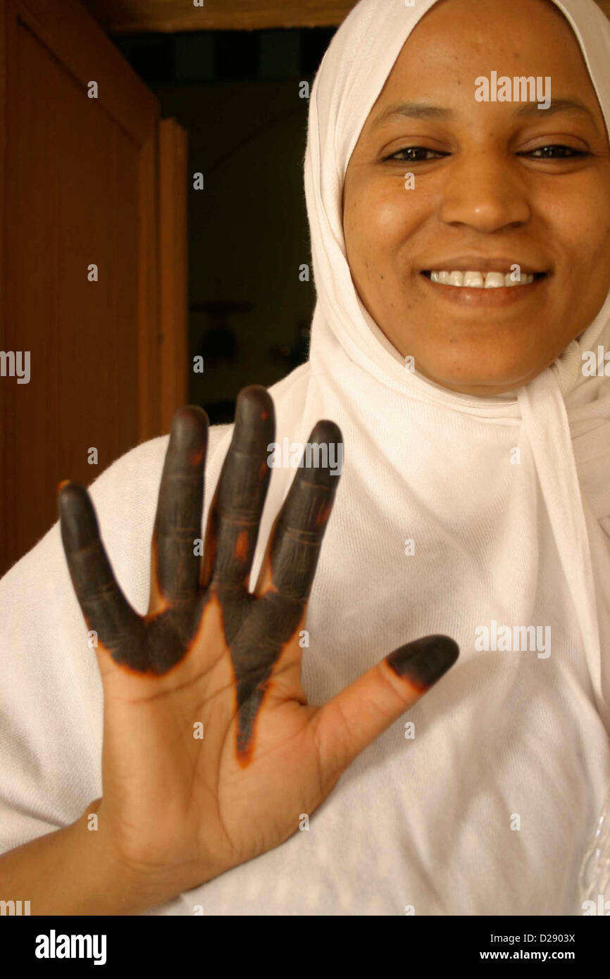 La Tunisia, Donna con Henna in Tozeur Foto Stock