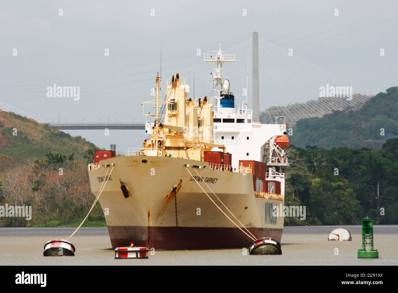 Panama, nave passando attraverso il canale con il nuovo ponte in background Foto Stock