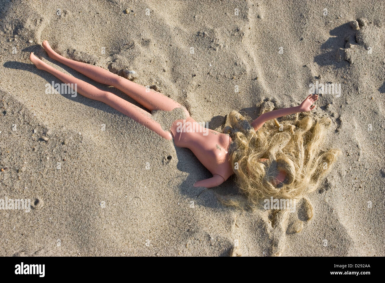 Sabbia ondulata con broken doll Foto Stock