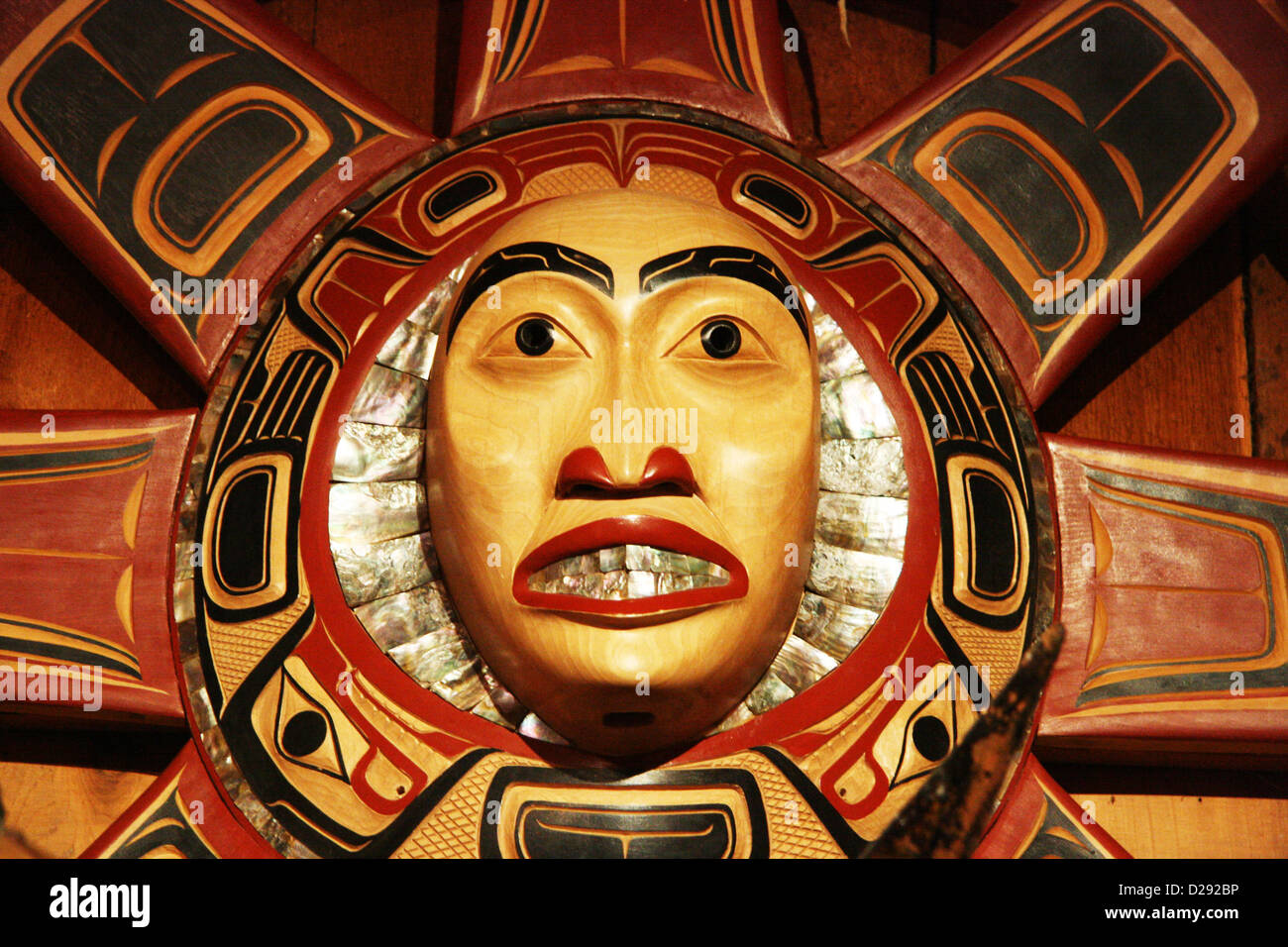 All'interno di Longhouse mostra Regalia a 'Ksan Villaggio Storico e Museo, B.C., Canada Foto Stock