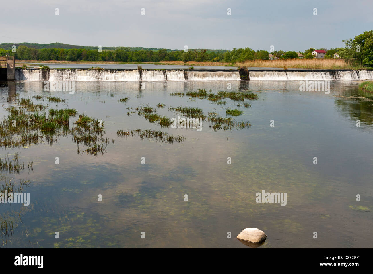 Lato paese paesaggio con la diga ed il fiume Ros. L'Ucraina centrale. Foto Stock