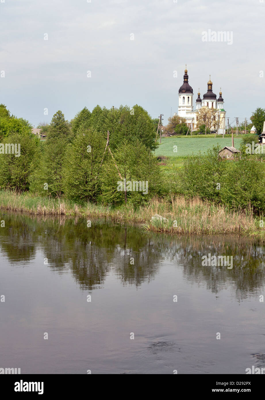 Chiesa rurale con vista fiume Ros. L'Ucraina. Foto Stock