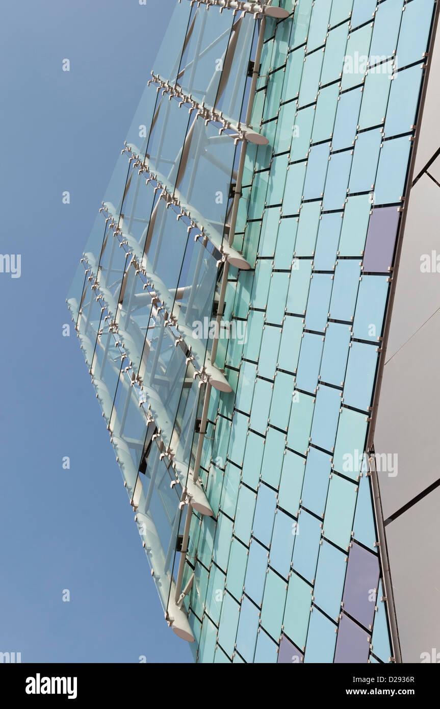 E' Mostrato Il Deep Aquarium Di Kingston Upon Hull. La premiata attrazione turistica dello scafo con 5.000 animali esposti contro un cielo nuvoloso sull'Humber Foto Stock