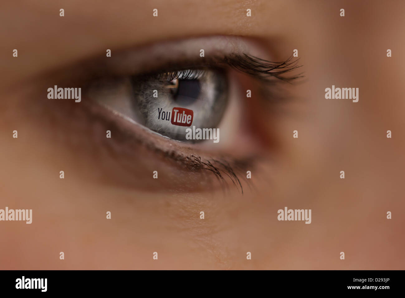 Donna che guarda YouTube sito Internet Foto Stock