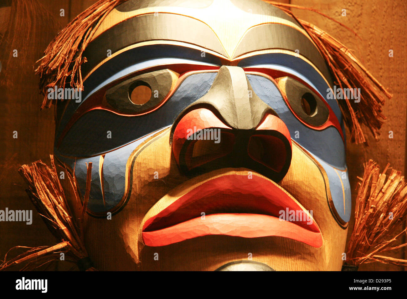 Maschera in dono Store di Xa:Ytem Longhouse Interpretive Center, missione, B.C., Canada Foto Stock