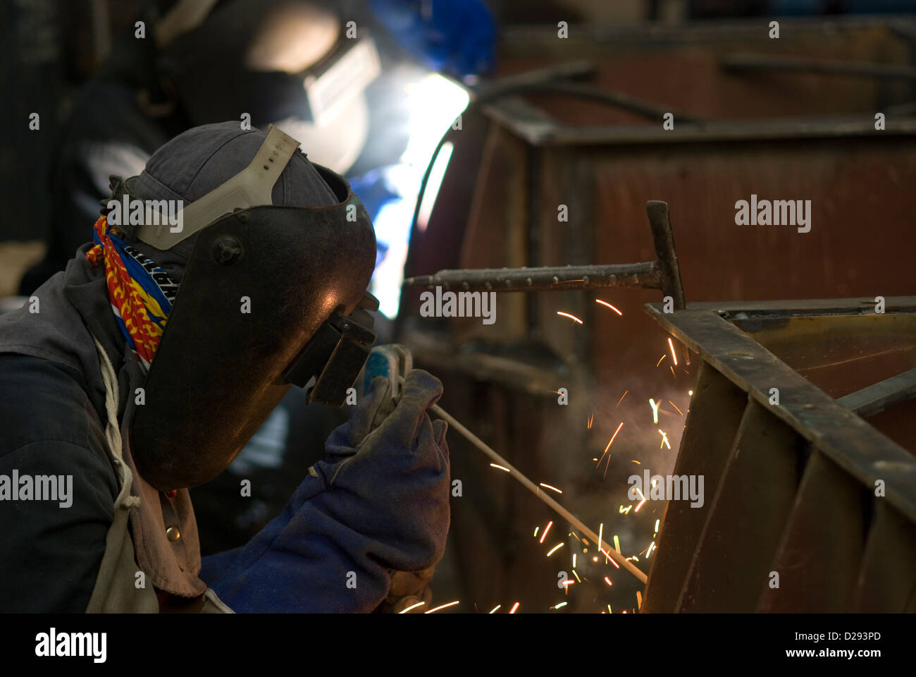 Due saldatrici a lavorare Foto Stock